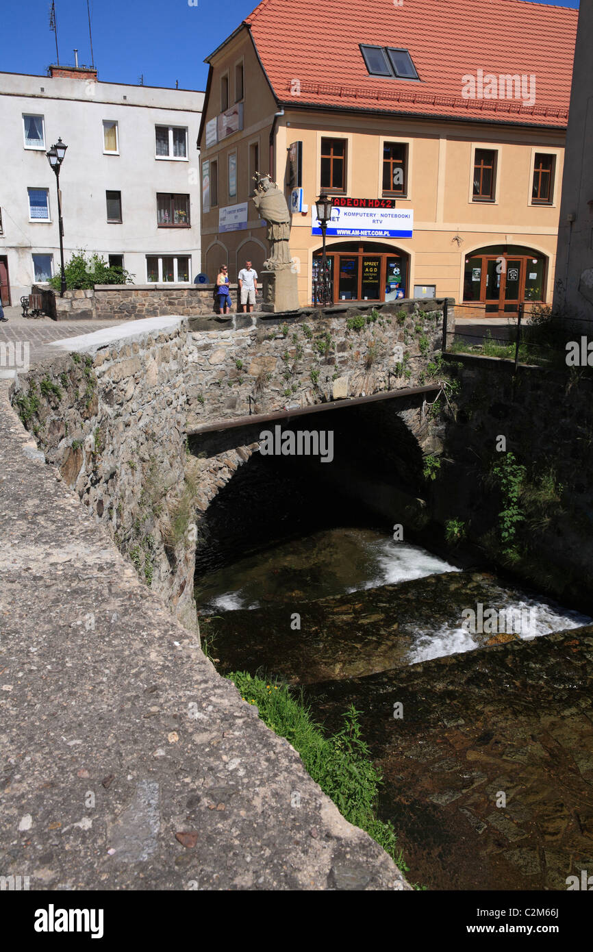 barocke Johann Nepomuk Brücke über Jedlica Fluss in Kowary ehemalige deutsche Stadt Schmiedeberg. Polen, Niederschlesien, Europa Stockfoto