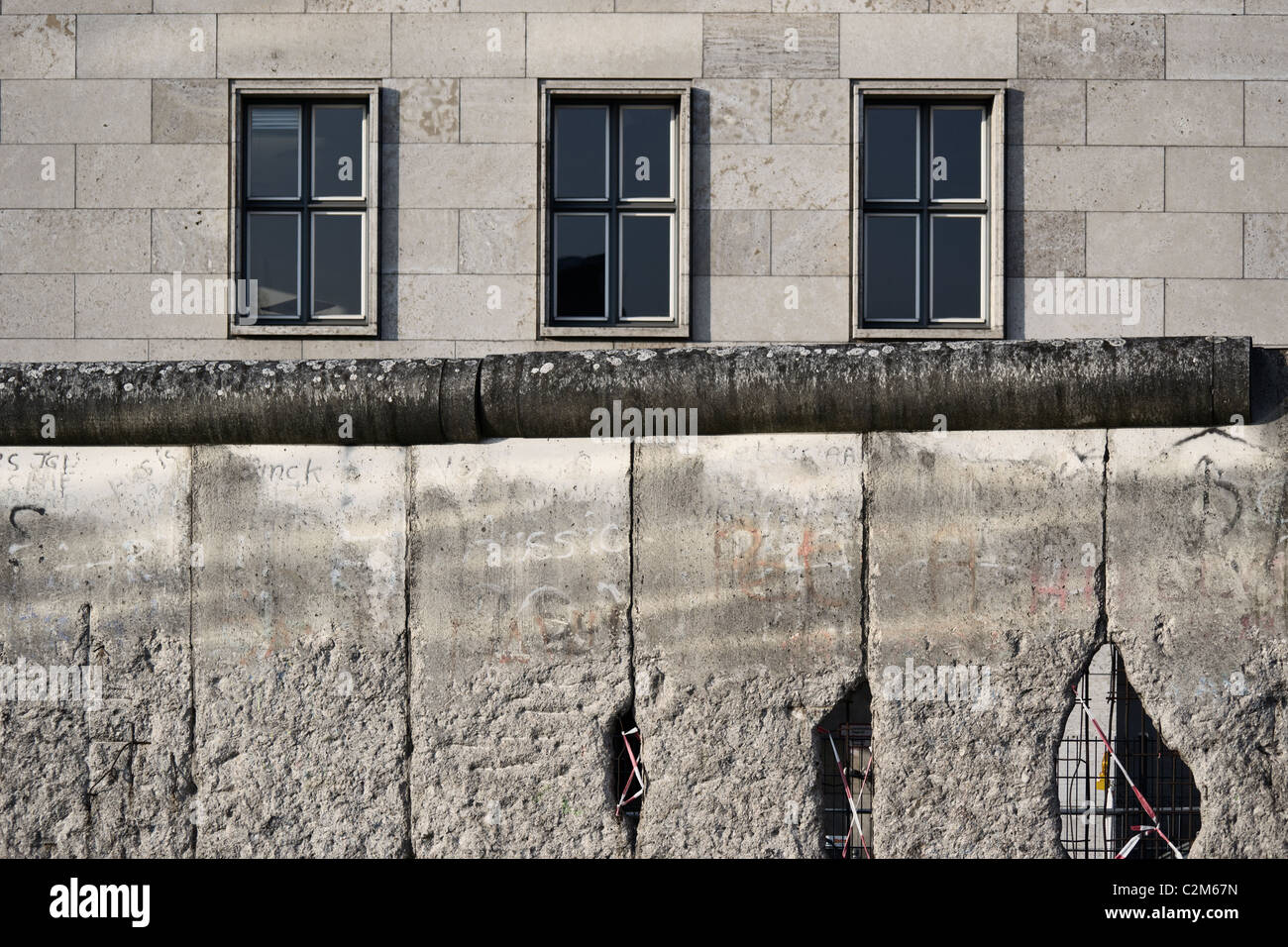Berlin, Detail der Mauer und der Stadtverordnetenversammlung das Abgeordnetenhaus von Berlin ist der Landtag für das Bundesland Stockfoto