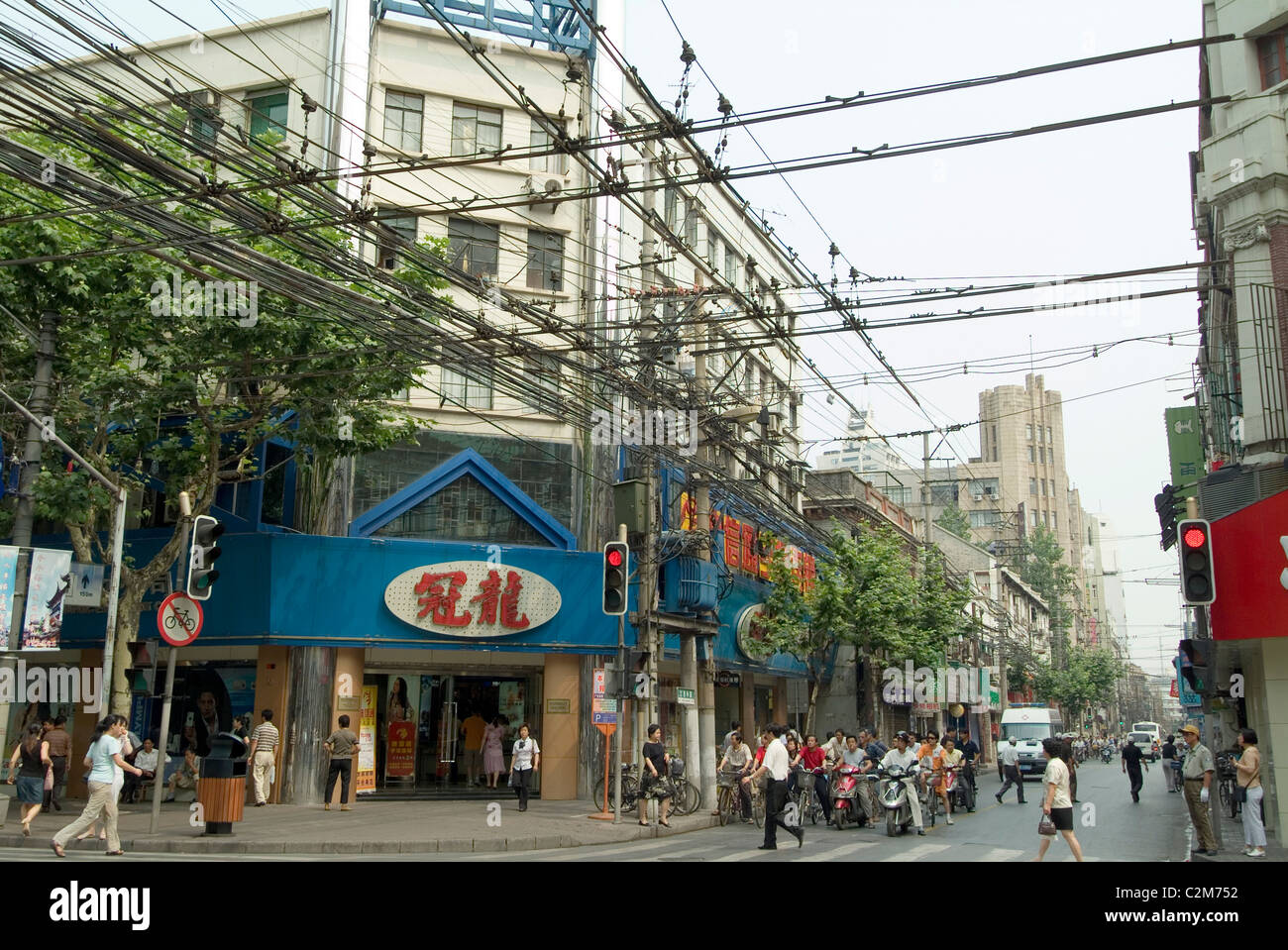 Straßenbahn-Drähte, Nanjing Road, Shanghai, China Stockfoto