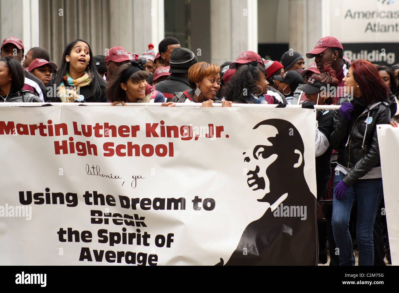 MARTIN LUTHER KING JR. HIGH SCHOOL Studenten mit BANNER MARTIN LUTHER KING JR. DAY ATLANTA USA 17. Januar 2011 Stockfoto