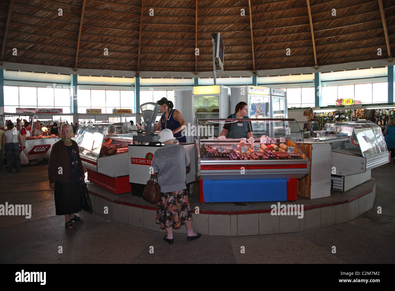 Ein Fleisch-Stall in der Markthalle in Brest, Weißrussland Stockfoto