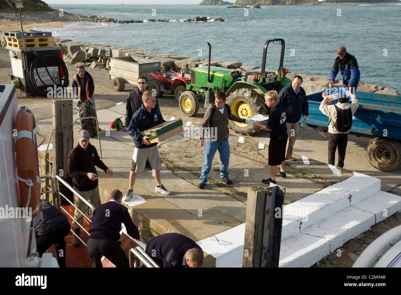 Entladung Fähre auf den Steg Herm Island Kanalinseln Stockfoto