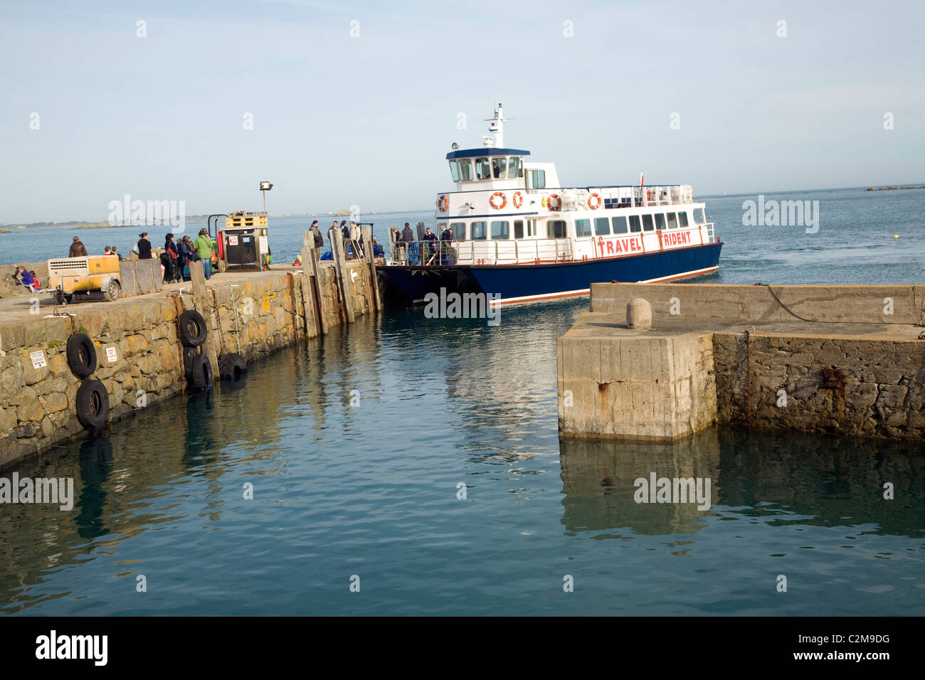 Fähre am Kai Herm Island Kanalinseln Stockfoto