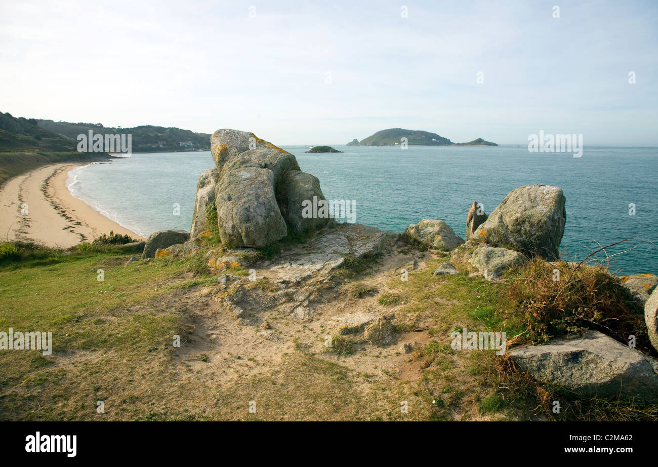 Granit Findlinge Landzunge sandigen Strand Herm Insel Kanalinseln Westküste Blick nach Süden Stockfoto