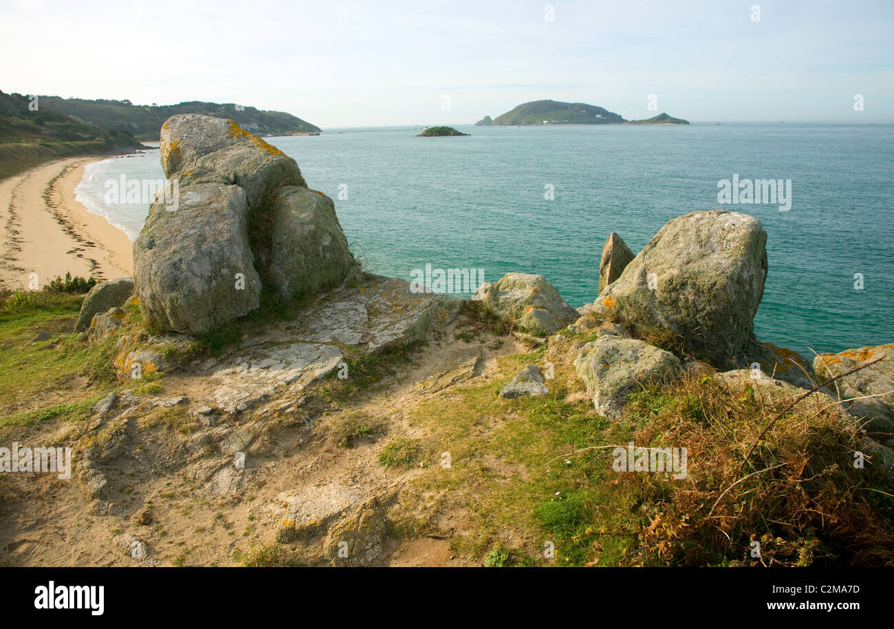 Granit Findlinge Landzunge sandigen Strand Herm Insel Kanalinseln Westküste Blick nach Süden Stockfoto