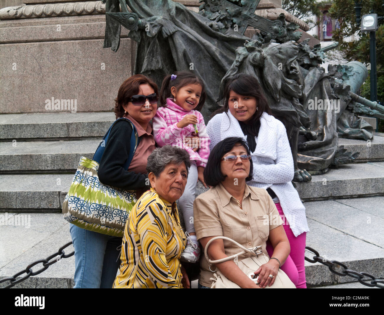 Frauen posieren für Fotos, Plaza Grande, Centro Historico, Quito, Ecuador Stockfoto