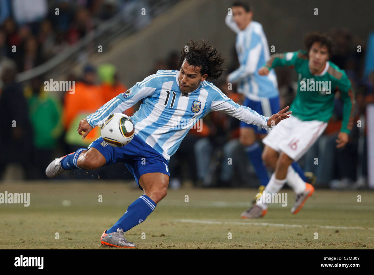 Carlos Tevez von Argentinien tees ein Schuss während einer 2010 FIFA World Cup Runde der 16 Spiel gegen Mexiko 27. Juni 2010. Stockfoto