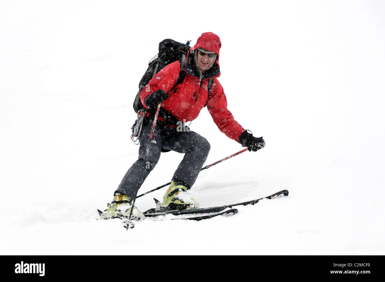 Ein Skifahrer einen kurzen steilen Hang, bei schlechten Sichtverhältnissen, absteigend, beim Skifahren die Haute Route Stockfoto