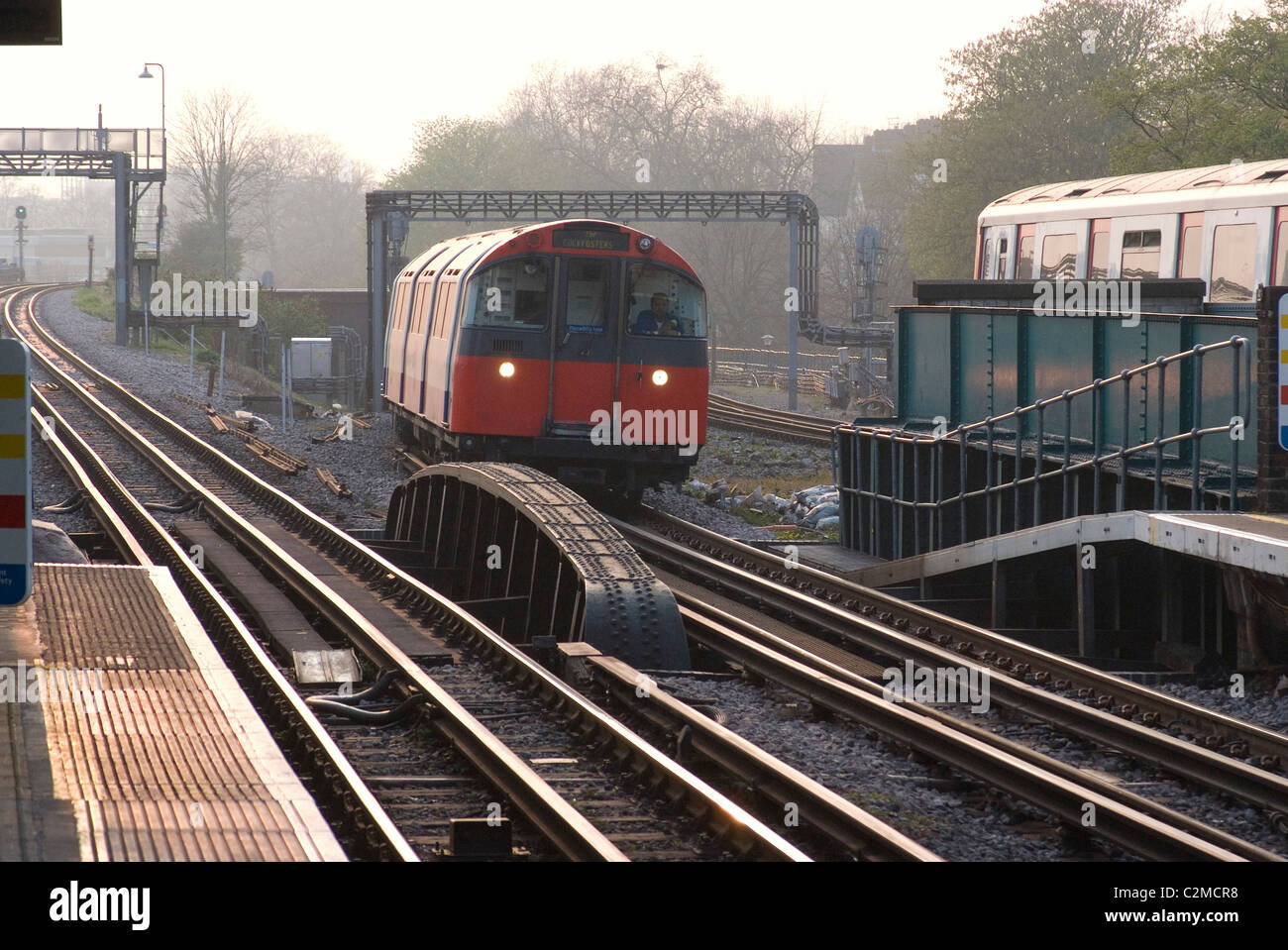 Piccadilly Line trainieren sich nähernden Turnham Green u-Bahnstation, London Stockfoto