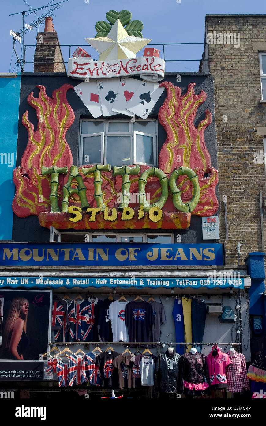 Kaufen Sie Kunst, Camden High Street, London. Stockfoto