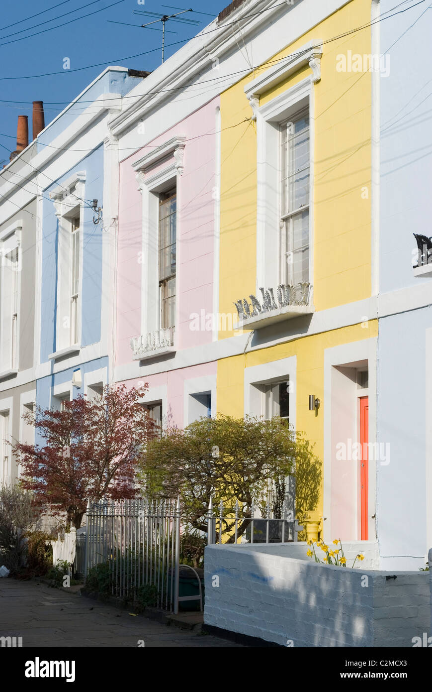 Pastellfarbene Reihenhäuser, Kentish Town, London Stockfoto