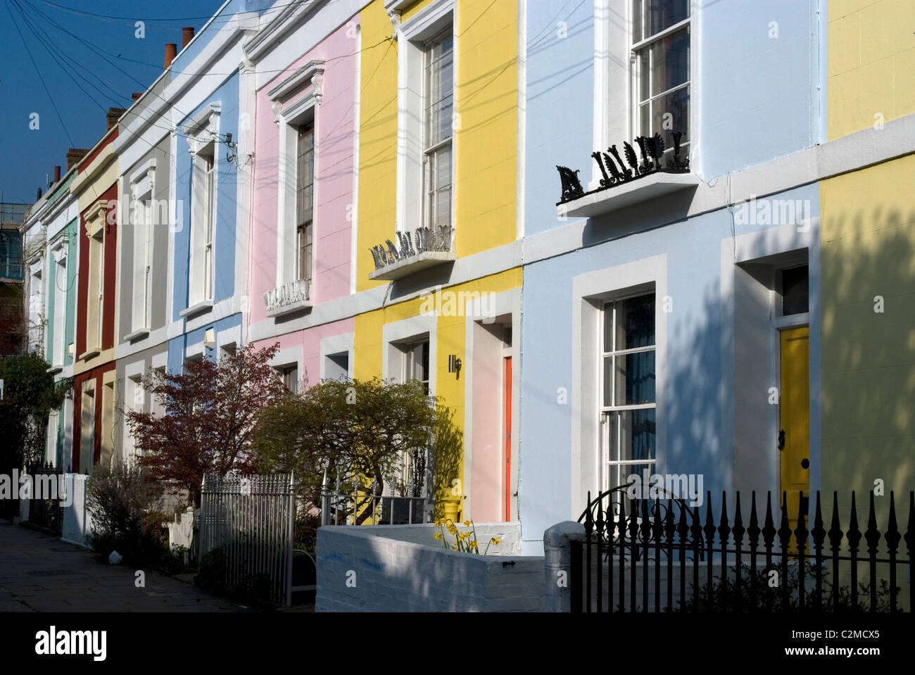 Pastellfarbene Reihenhäuser, Kentish Town, London. Stockfoto