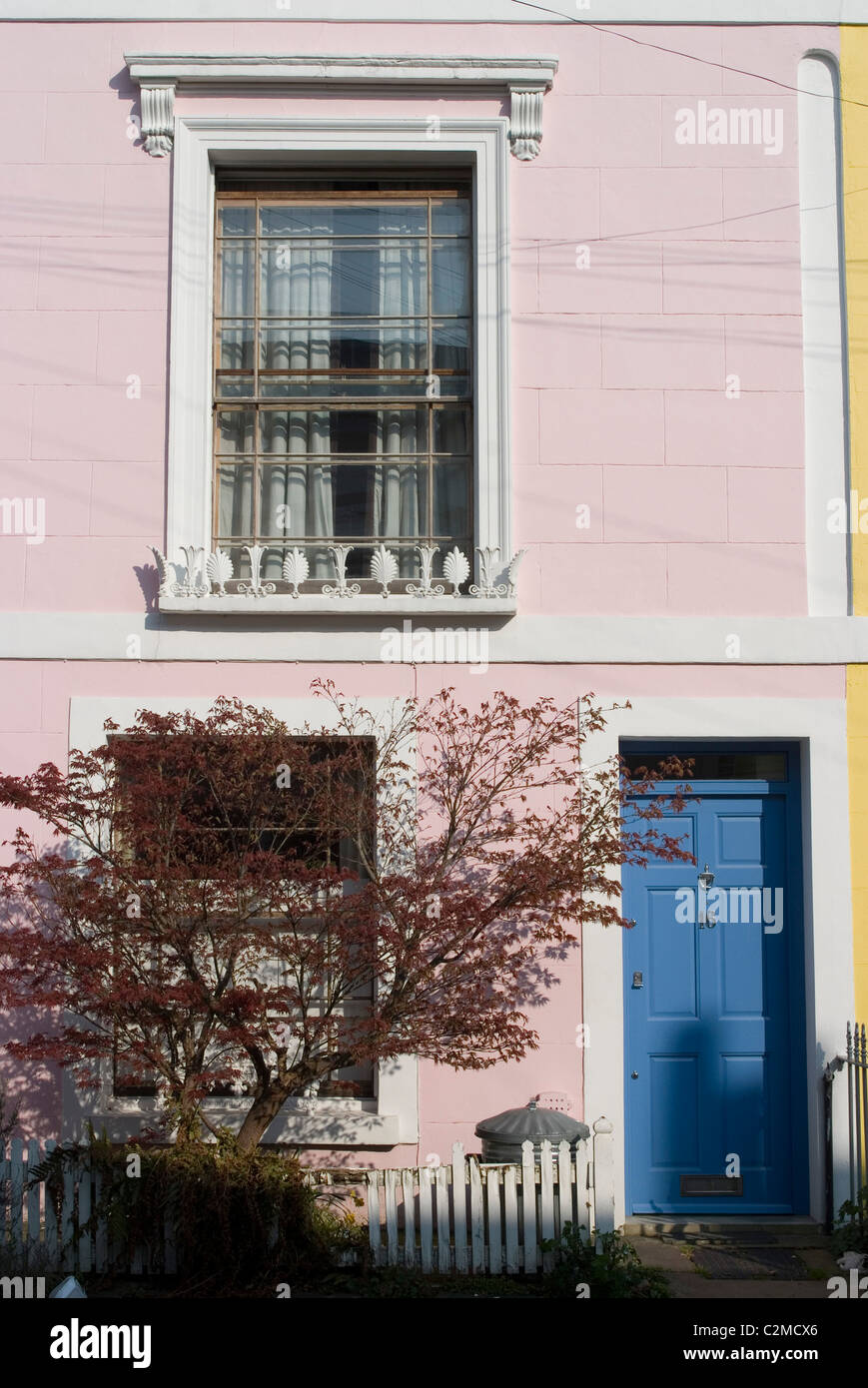 Pastellfarbene Reihenhaus, Kentish Town, London Stockfoto