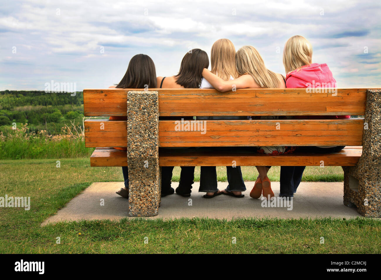 Rückansicht des Freundinnen auf einer Parkbank Stockfoto