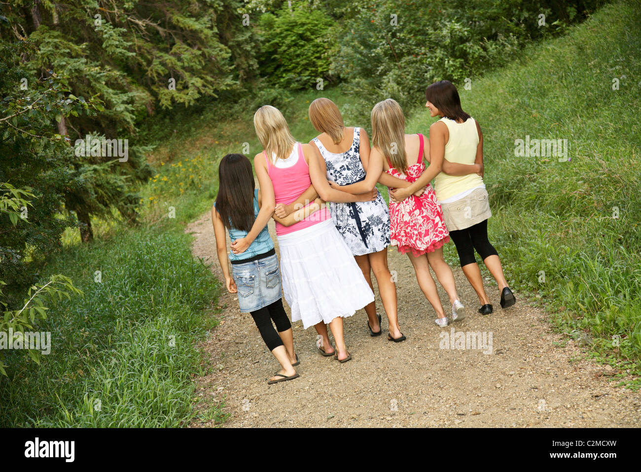 Rückansicht des Freundinnen zu Fuß auf einem Pfad Stockfoto