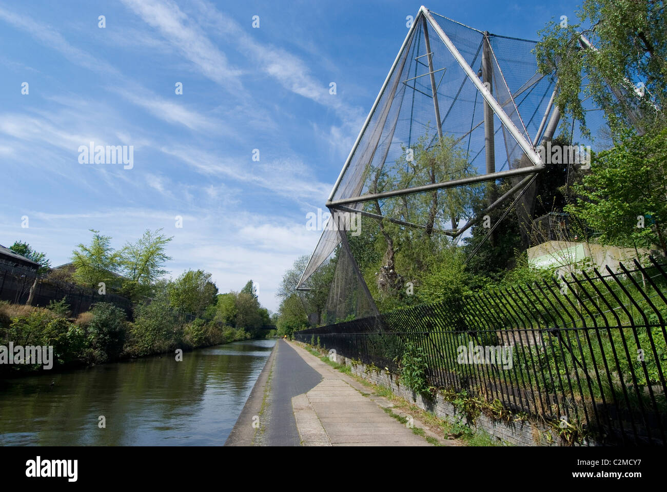 Voliere, Regents Park Zoo, entlang Regent es Canal, London. Stockfoto