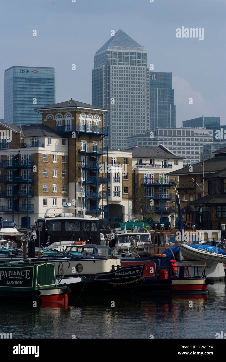 Limehouse Bassin und Boote mit Blick von Canary Wharf, London. Stockfoto
