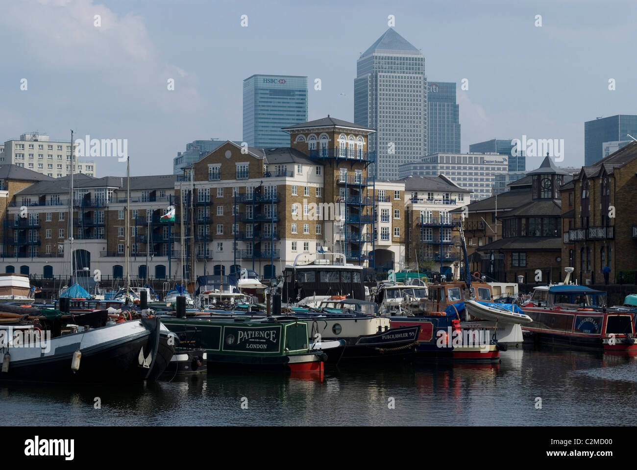 Limehouse Bassin und Boote mit Blick von Canary Wharf, London Stockfoto