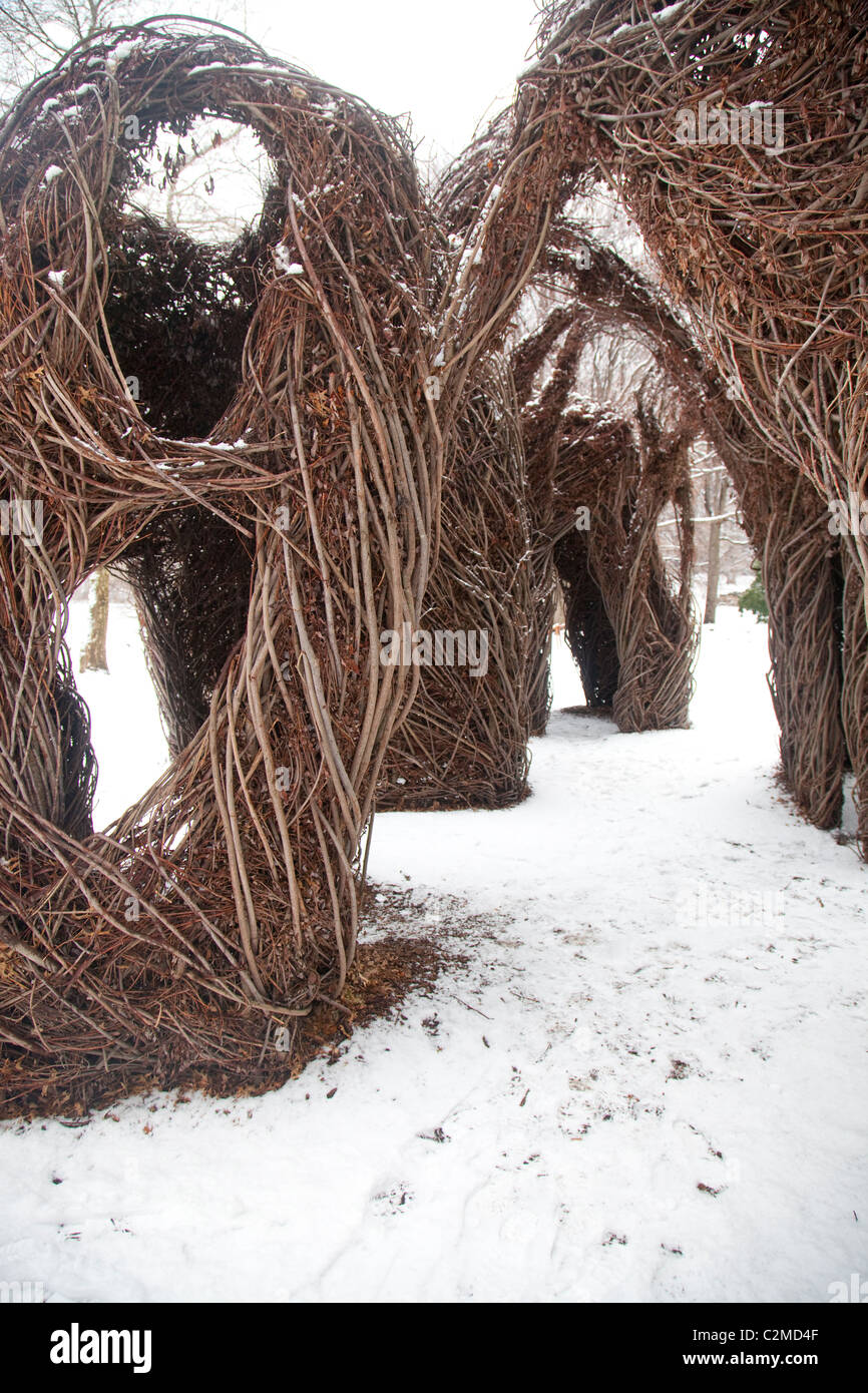 Gewebte Holzskulptur im Winter im Brooklyn Botanic Garden Stockfoto