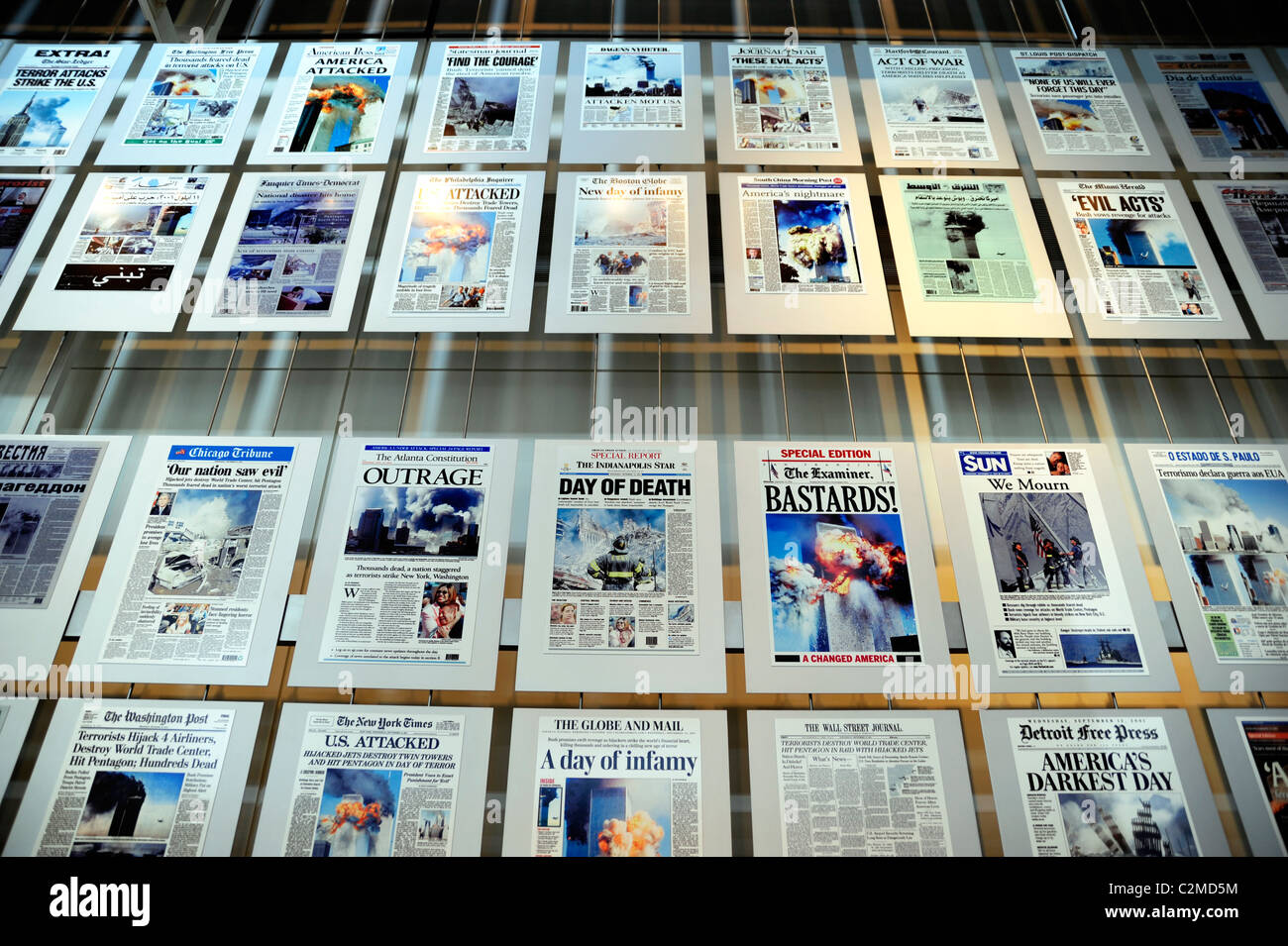 Schlagzeilen der Welt große Zeitungen, Berichterstattung über 11.09.2001. Newseum, Washington, DC, USA Stockfoto