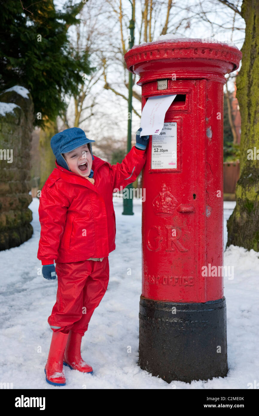 Buchen einen Brief an den Weihnachtsmann, England.Post Box, Briefkasten, Schnee Stockfoto