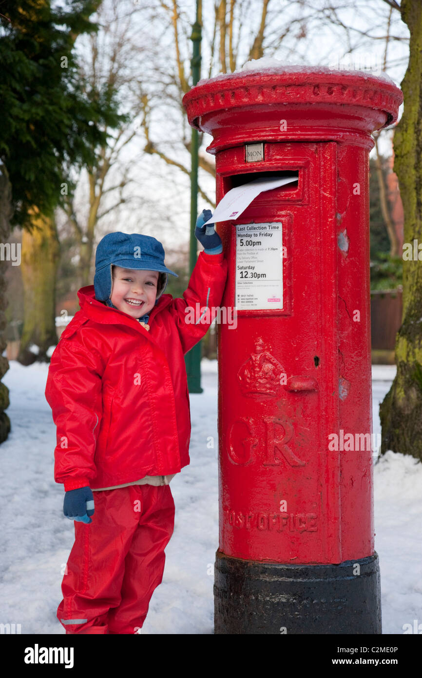 Buchen einen Brief an den Weihnachtsmann, England.Post Box, Briefkasten, Schnee Stockfoto