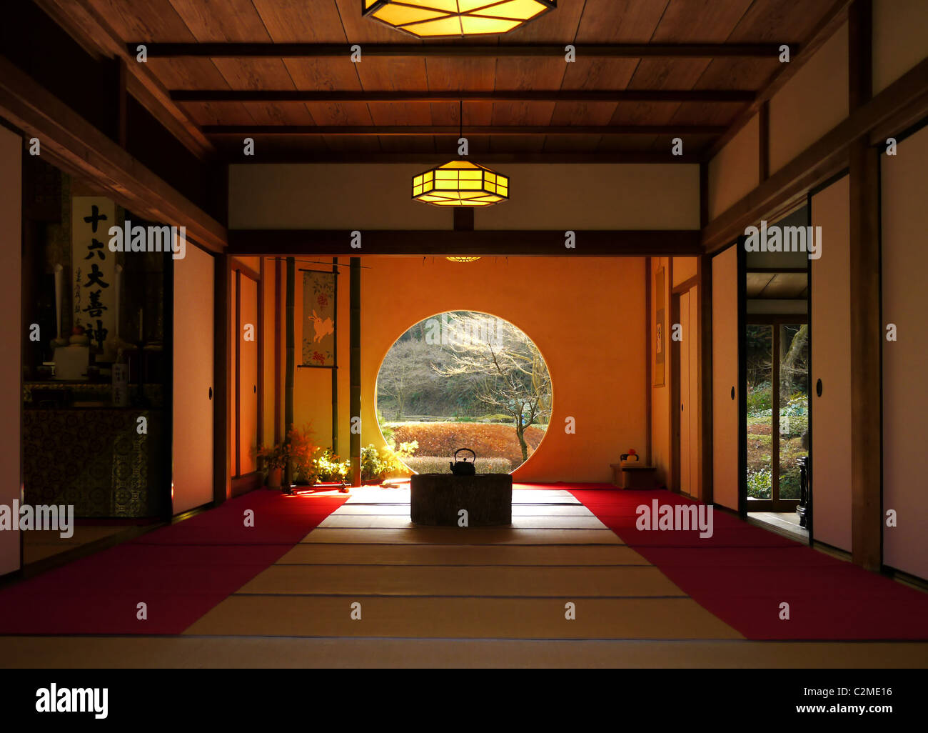 Die Runde Tür im Zen Meigetsu-Tempel in Kamakura, Japan. Stockfoto
