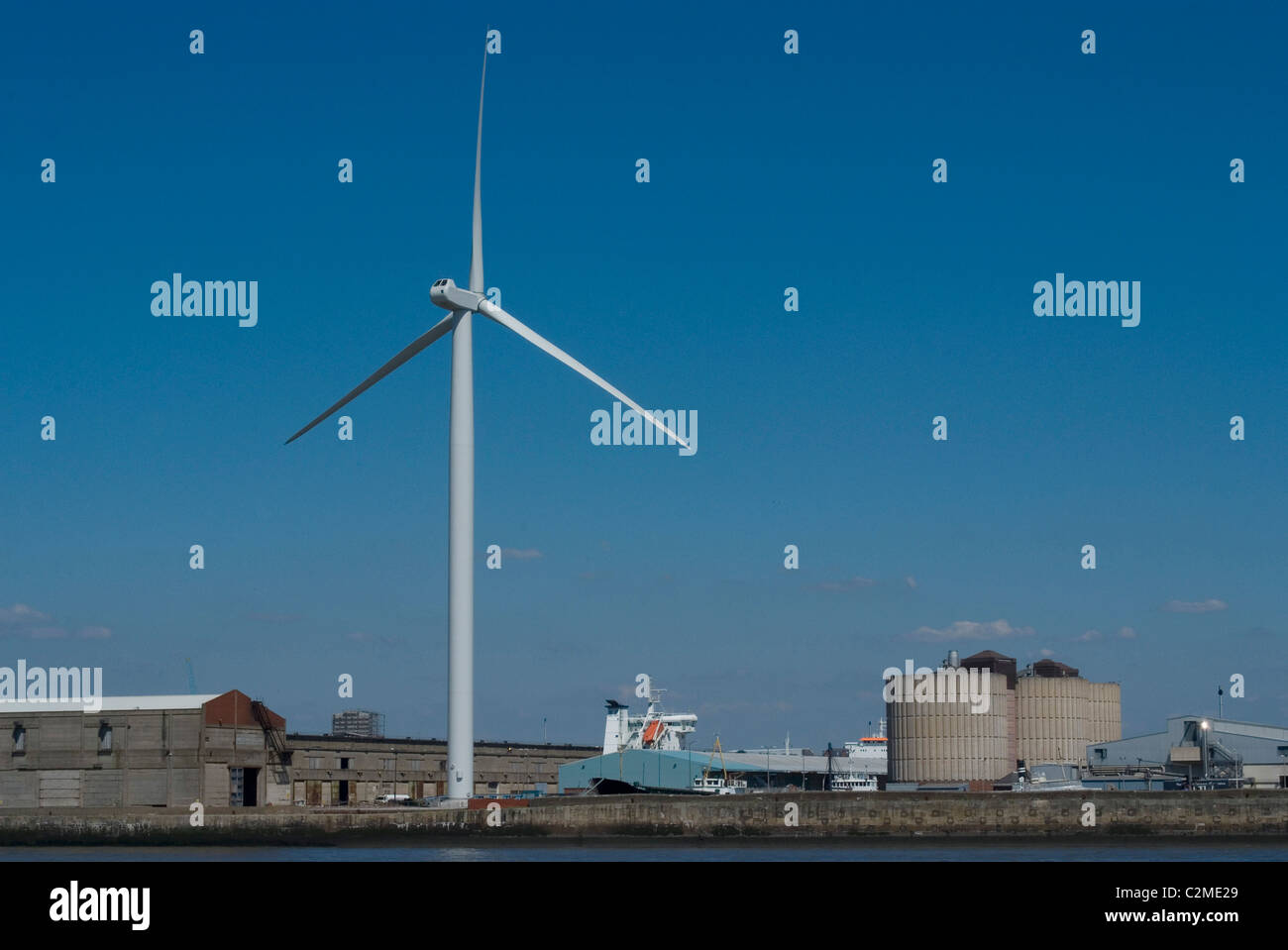 Windmühlen auf den alten Docks westlich von Liverpool, Merseyside, England Stockfoto