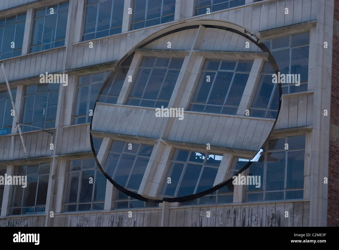 Drehen den Ort über Skulptur von Richard Wilson (Abschnitt des Fensters dreht sich), Liverpool, Merseyside, England Stockfoto