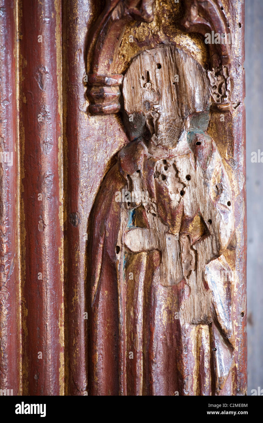 Figuren von Heiligen und anderen Heiligen Figuren mit den Gesichtern ausgekratzt während der Reformation im Jahre 1548, St Winifred Church, Stockfoto
