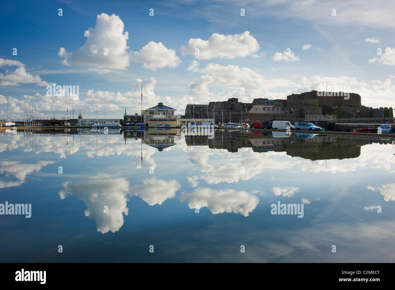 Guernsey-Yacht-Club und Castle Cornet invertiert in noch Reflexionen von einem Modell Boot Teich in St Peter Port, Guernsey, Stockfoto