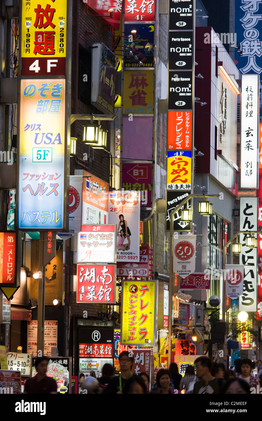 Eine Seitenstraße im geschäftigen Shinjuku Bezirk, voll von bunten Schilder und Werbung, Tokio, Japan. Stockfoto