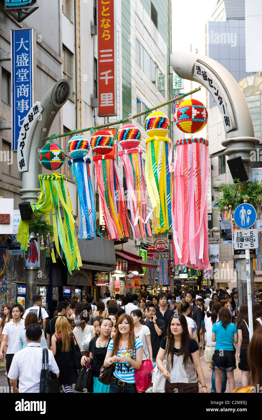 Ein Shibuya Seite Stree, voll von bunten Schilder und Werbung, Tokio, Japan. Stockfoto