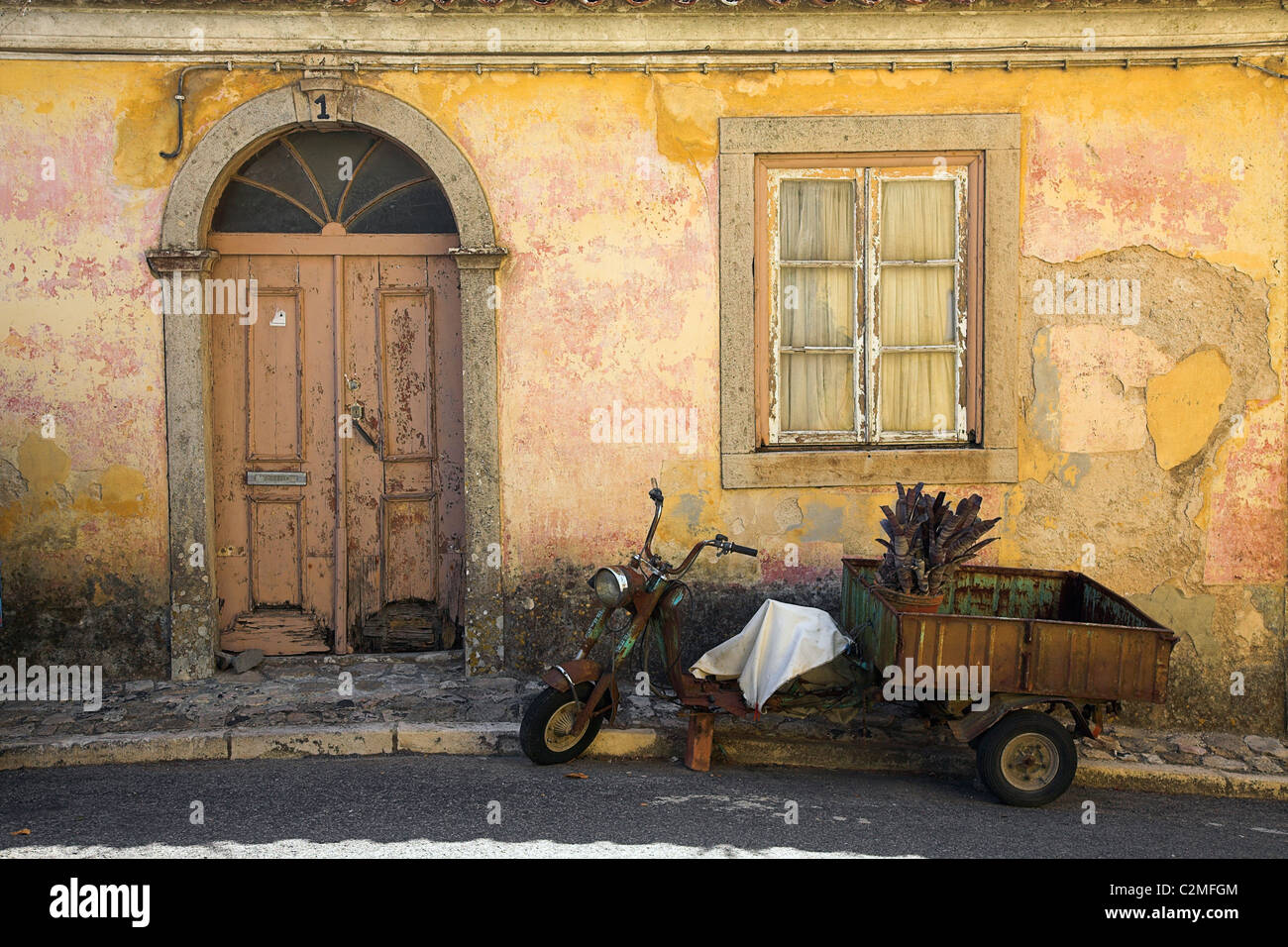 Motorroller mit Anhänger, Portugal Stockfoto