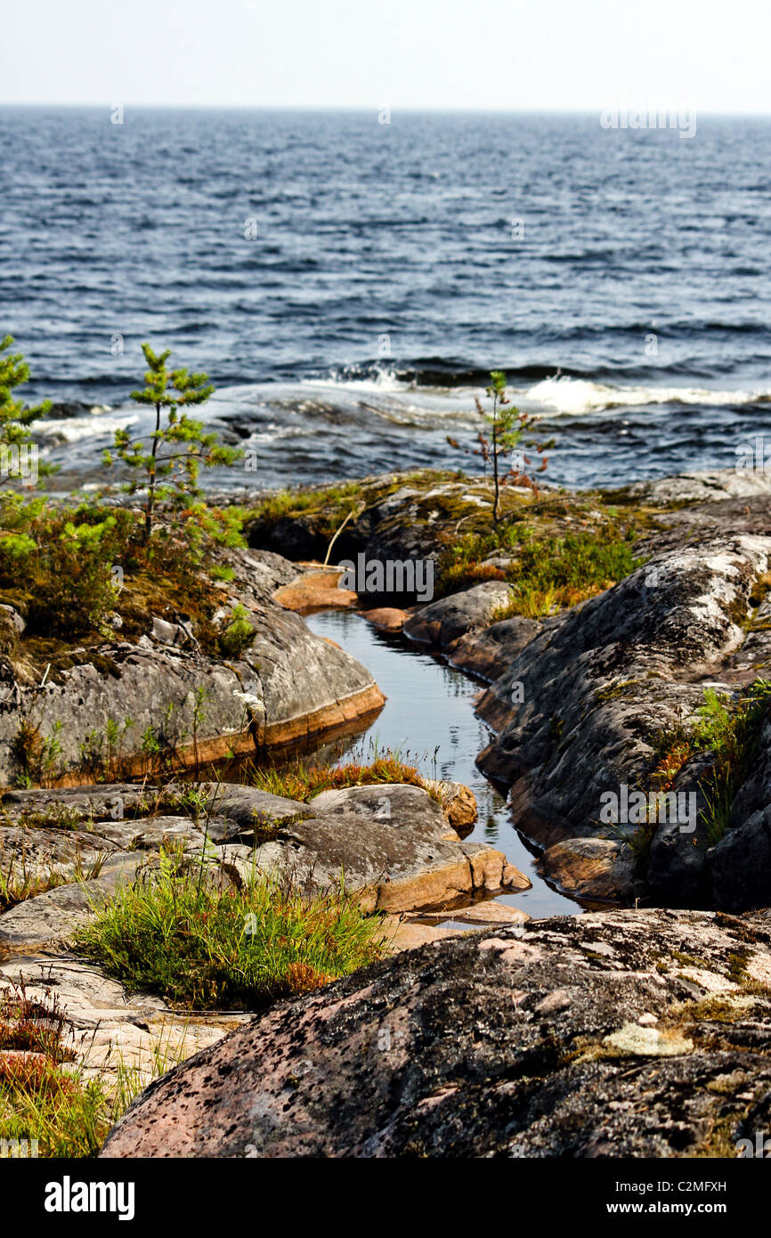 Ufer des Ladoga-Sees aus Stein Stockfoto