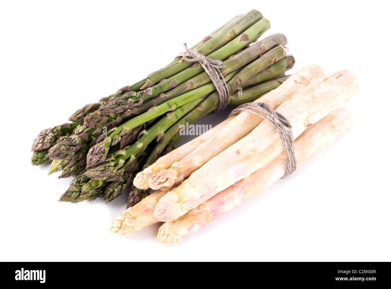 eine Reihe von grünem und weißem Spargel vor weißem Hintergrund Stockfoto