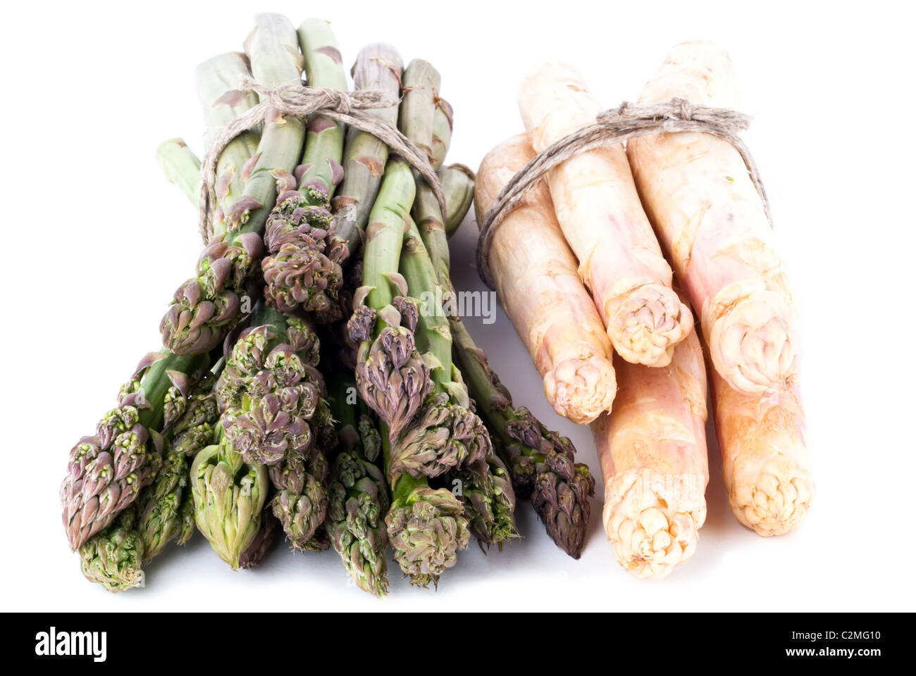 eine Reihe von grünem und weißem Spargel vor weißem Hintergrund Stockfoto
