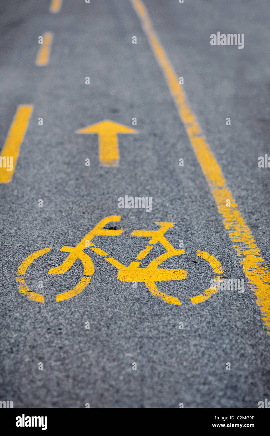 Fahrrad Lane Straße Markierungen auf rotem Asphaltstraße im Stadtpark Stockfoto