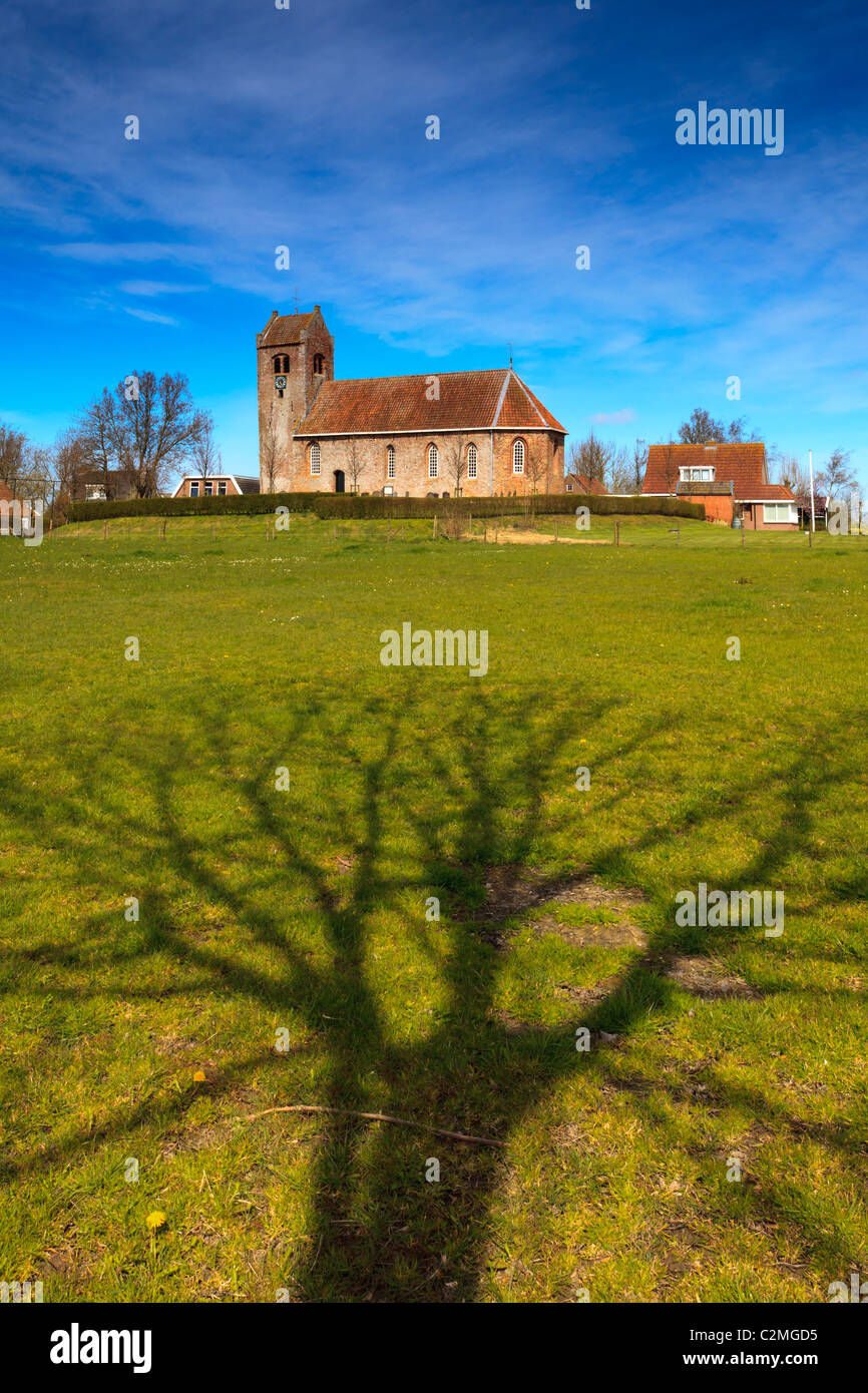 Alte Kirche auf einem Hügel und ein Baum Schatten Stockfoto