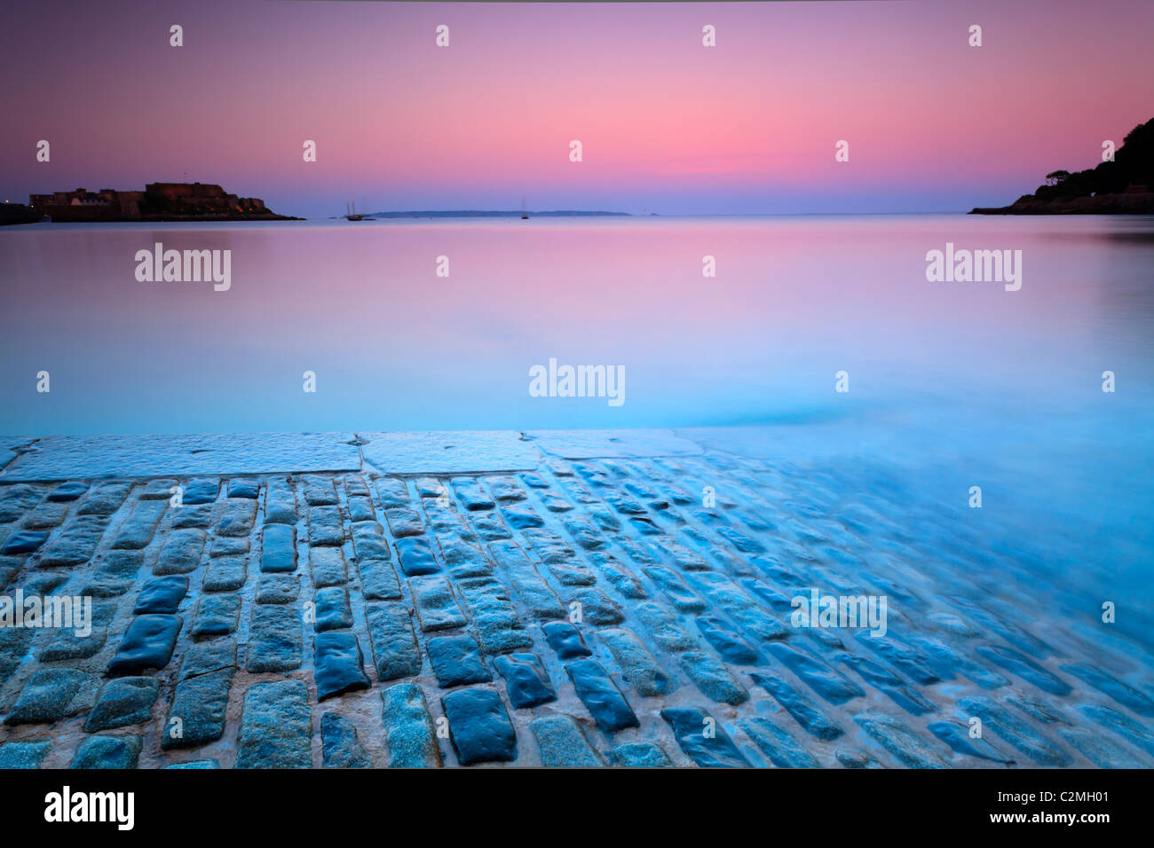 Birck Straße an einem ruhigen lila Sonnenaufgang Stockfoto