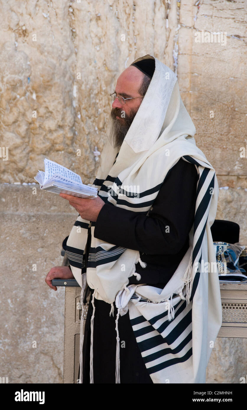 Chassidischer Jude im Gebet an der Klagemauer in Jerusalem