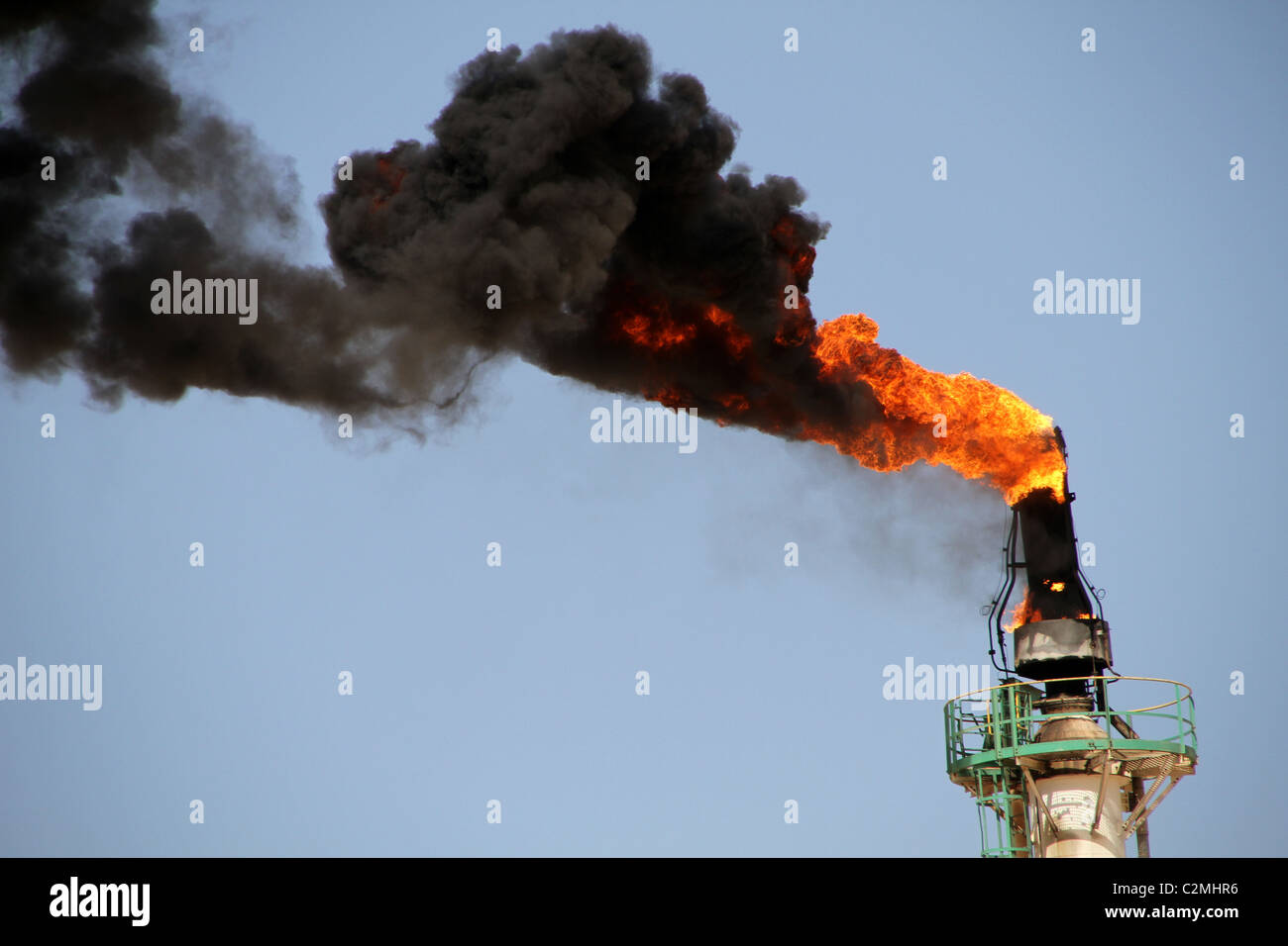 Riesige Flammen Leck aus einer Gasleitung Stockfoto