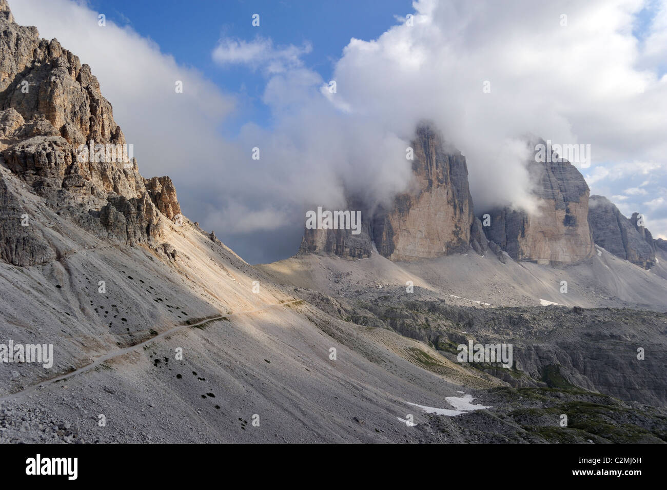 Die erodierte Gipfel der Tre Cime di Lavaredo / Drei Zinnen, Dolomiten in den Wolken, Italien Stockfoto