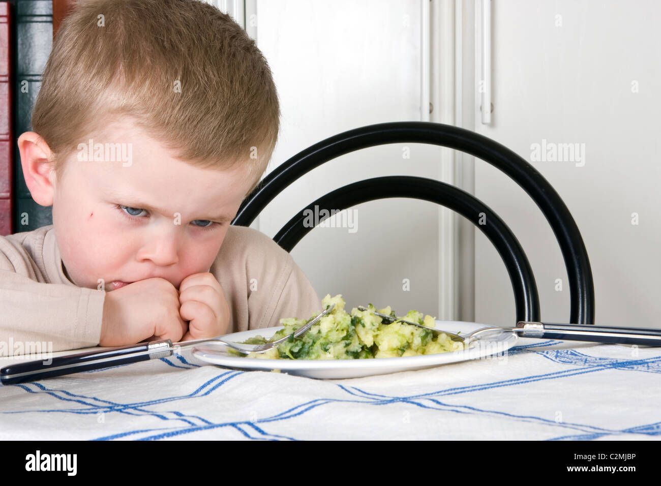 Vier Jahre alter Junge weigert sich, seinen Abend essen Stockfoto
