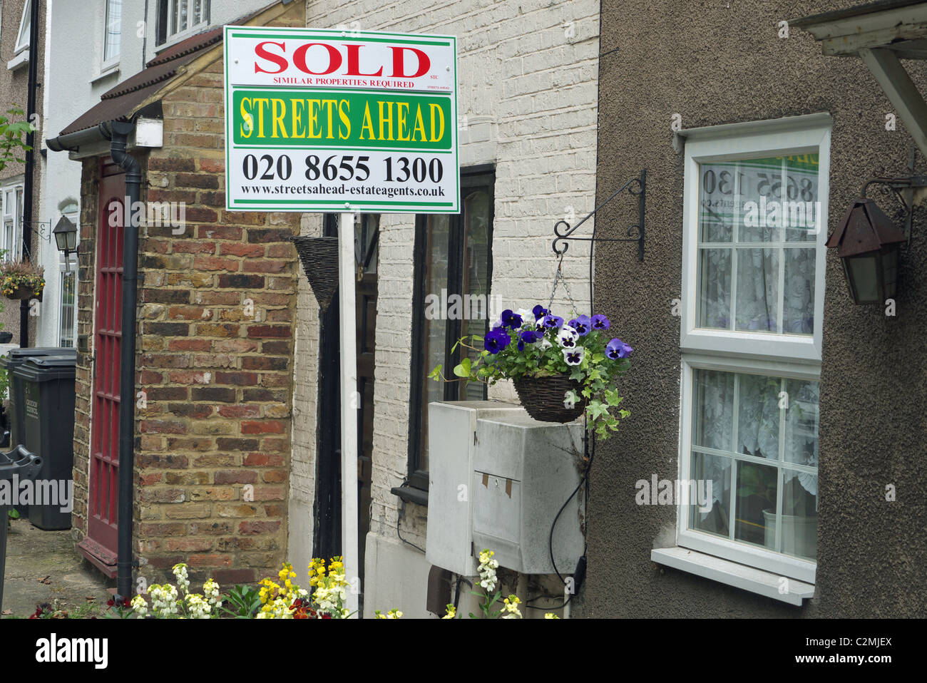 Eigentum-Board und Blüte hängenden Korb vor einem Haus in Croydon South London UK. Stockfoto