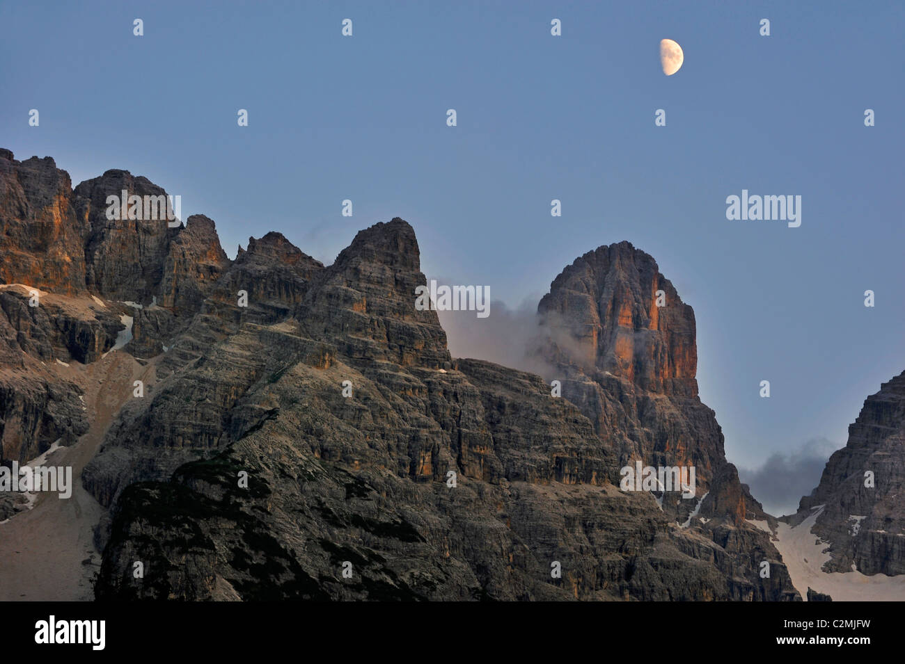 Mond über dem Berg Monte Cristallo in den Dolomiten, Italien Stockfoto