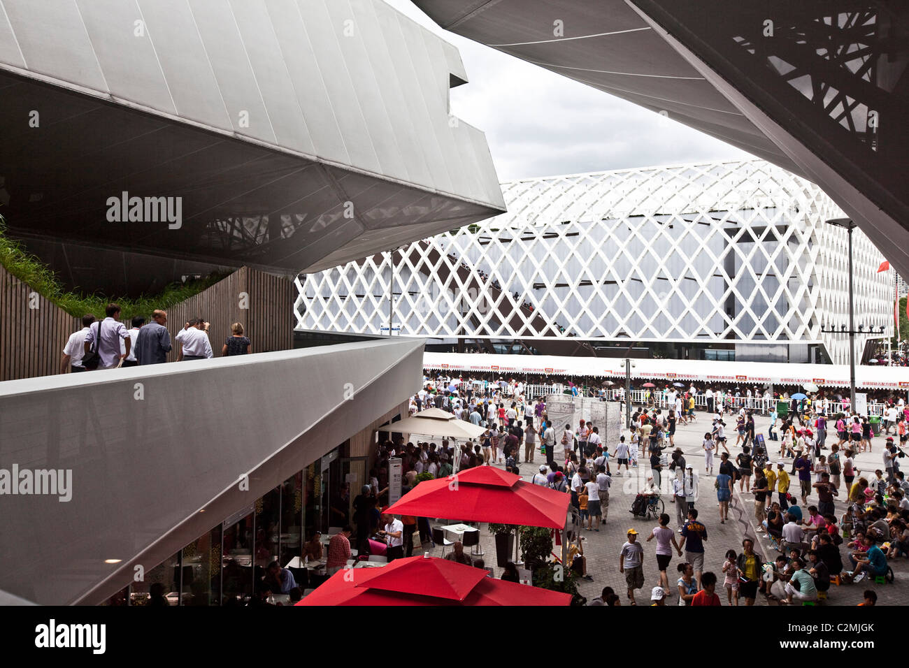 Shanghai World Expo 2010. Besucher, die französischen und deutschen Pavillons. Stockfoto