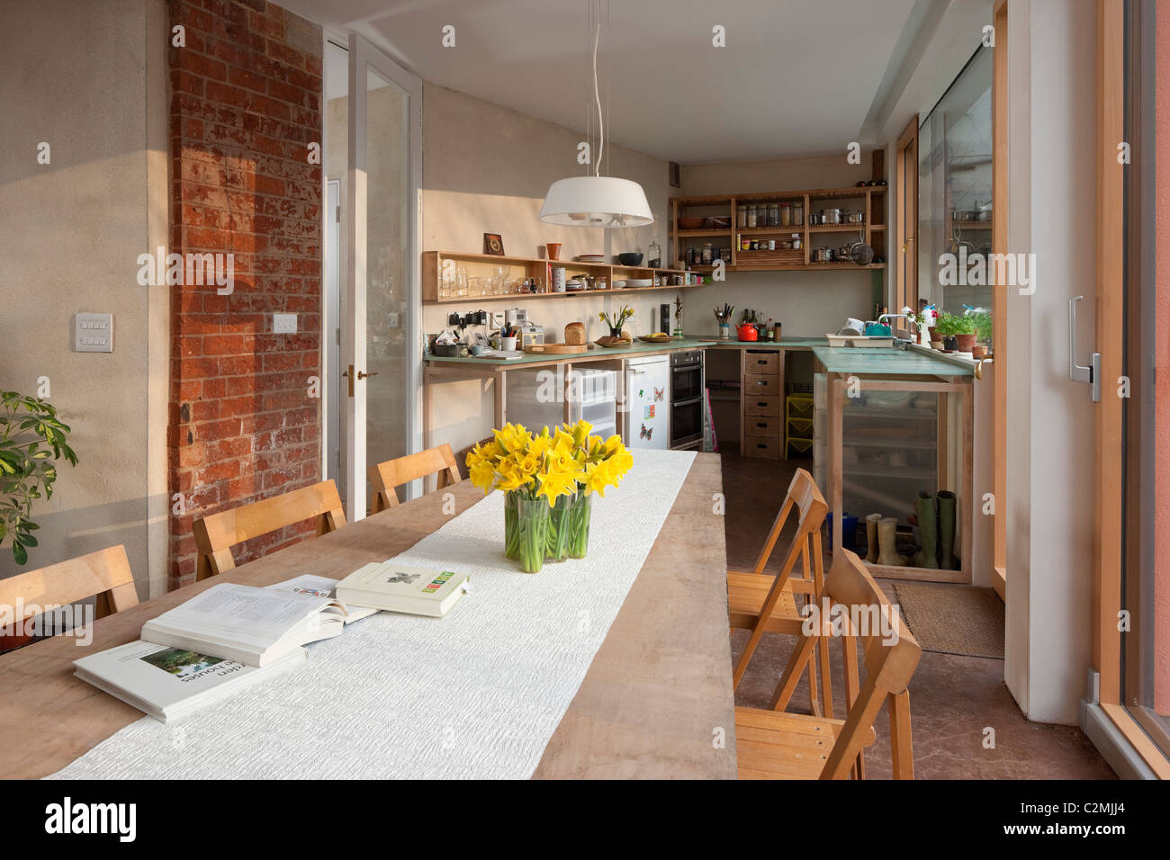 Essbereich und Küche im modern gestalteten Zero Carbon Haus. Stockfoto