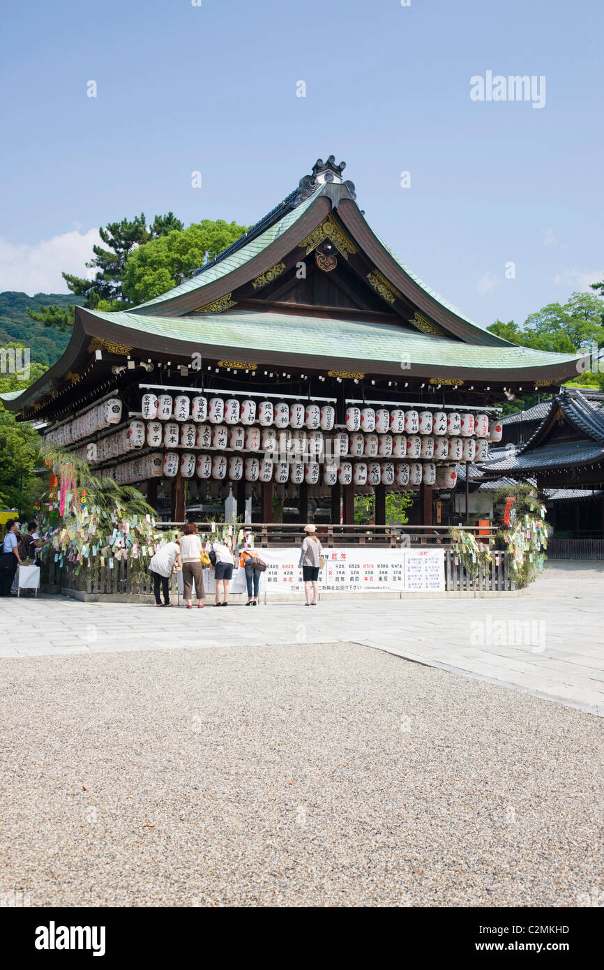 Das Hauptgebäude am Yasaka-Schrein in Kyoto, Japan Stockfoto