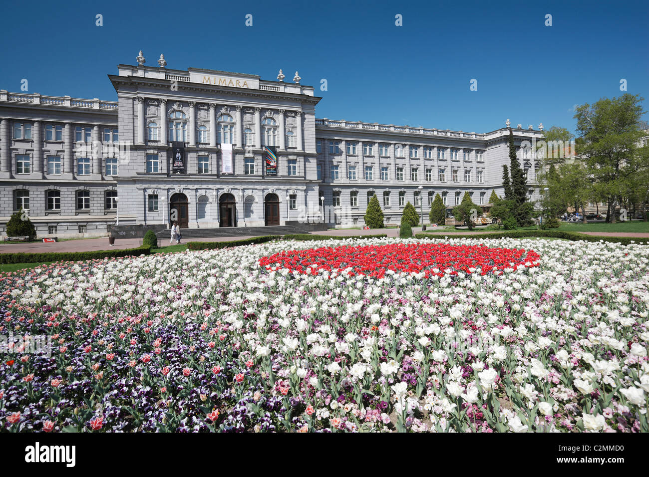 Mimara-Museum in Zagreb mit Blumen im Vordergrund Stockfoto